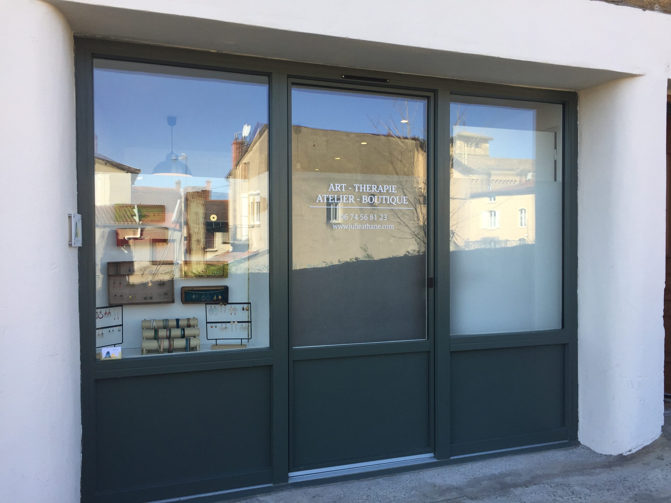 Vitrine de l’atelier Julie Athané